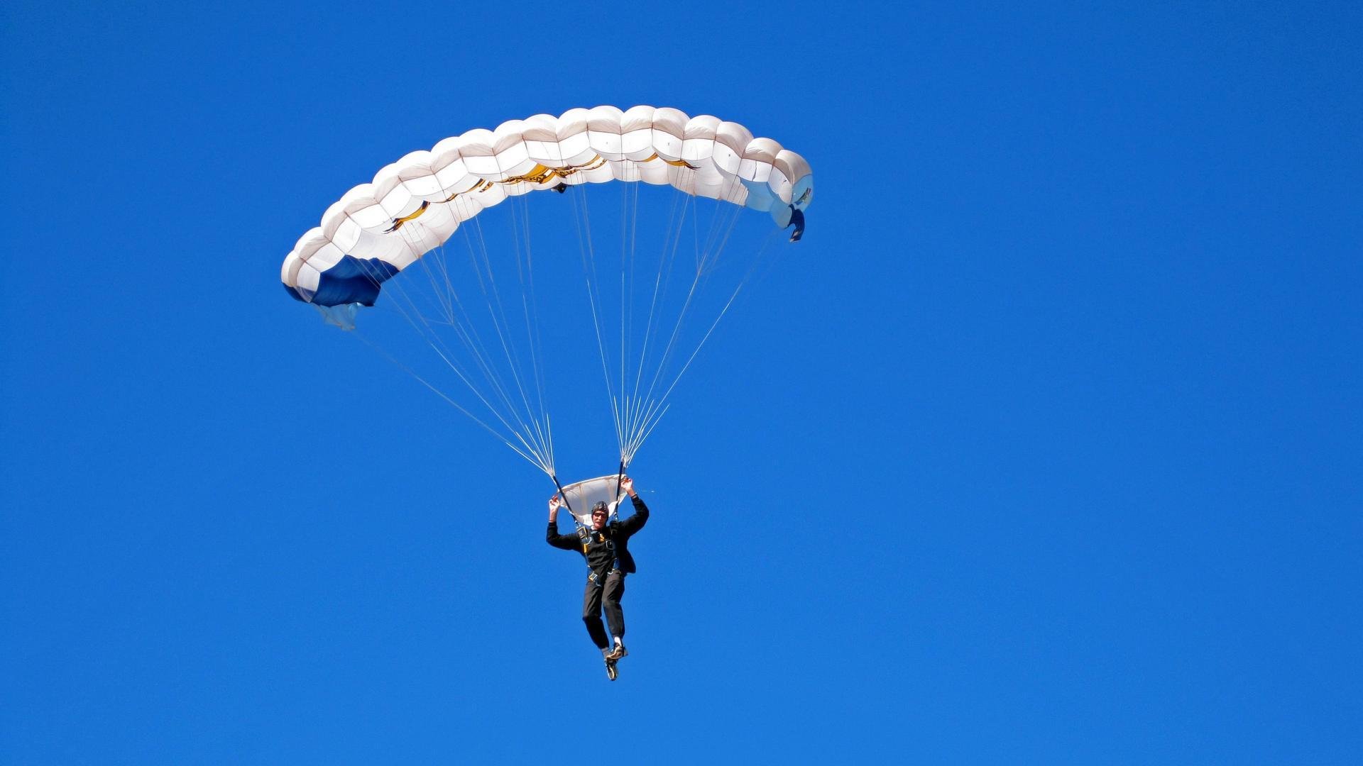 2018年西部决赛：库里在关键时刻连续远投六连中，帮助勇士逆转及时追平对手